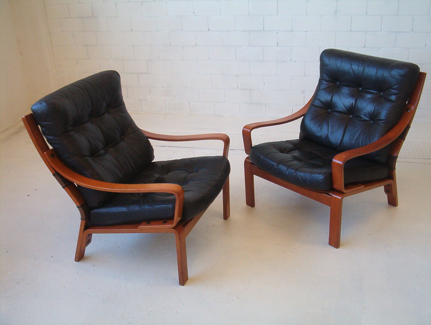 tessa-t8-vintage-leather-lounge-chairs-black-fler-parker-era-2