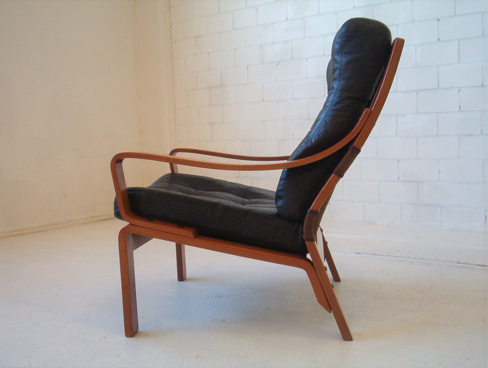 tessa-t8-vintage-leather-lounge-chairs-black-fler-parker-era-end