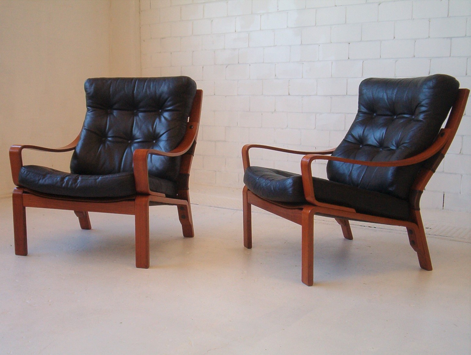 tessa-t8-vintage-leather-lounge-chairs-black-fler-parker-era-end2
