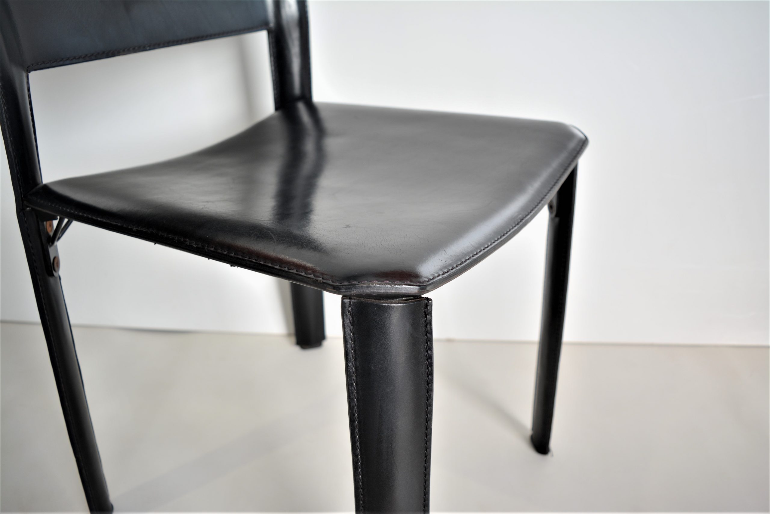 6-black-saddle-leather-fasem-chairs-giancarlo-vegni-cassina-cab-chairs-era (10)