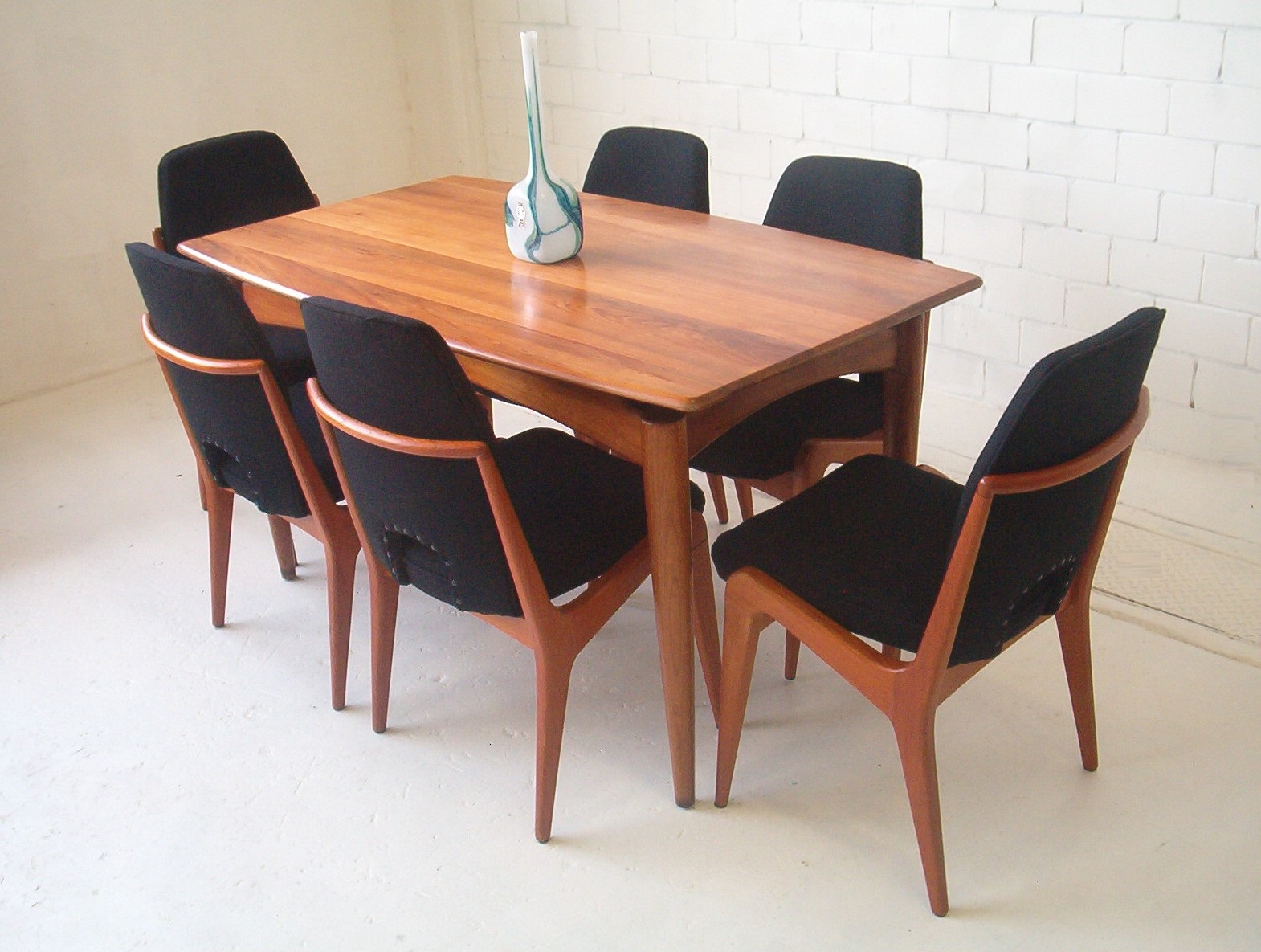 solid-timber-vintage-dining-table-parker-fler-rudowski-rosando-zoureff-era (2)