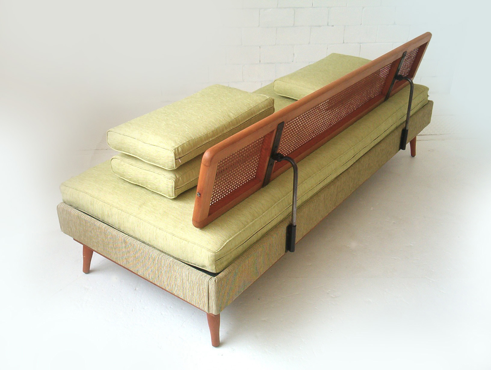 van-treight-day-night-lounge-sofa-bed-vintage-1950s-parker-danish-era (1)
