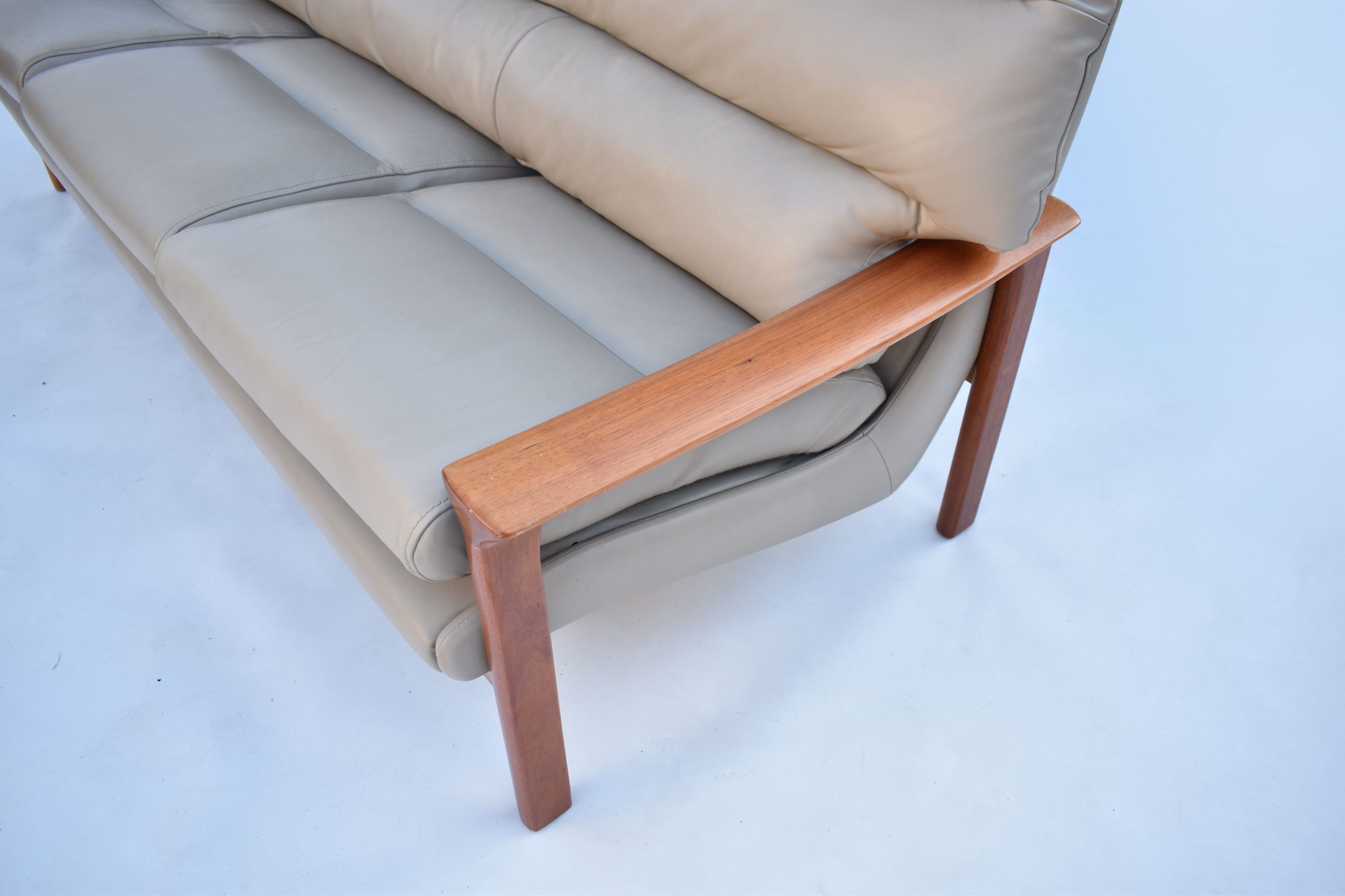 tessa-t21-lounge-suite-swivel-chairs-full-grain-leather-vintage-retro-sofa-parker-danish-era (7)