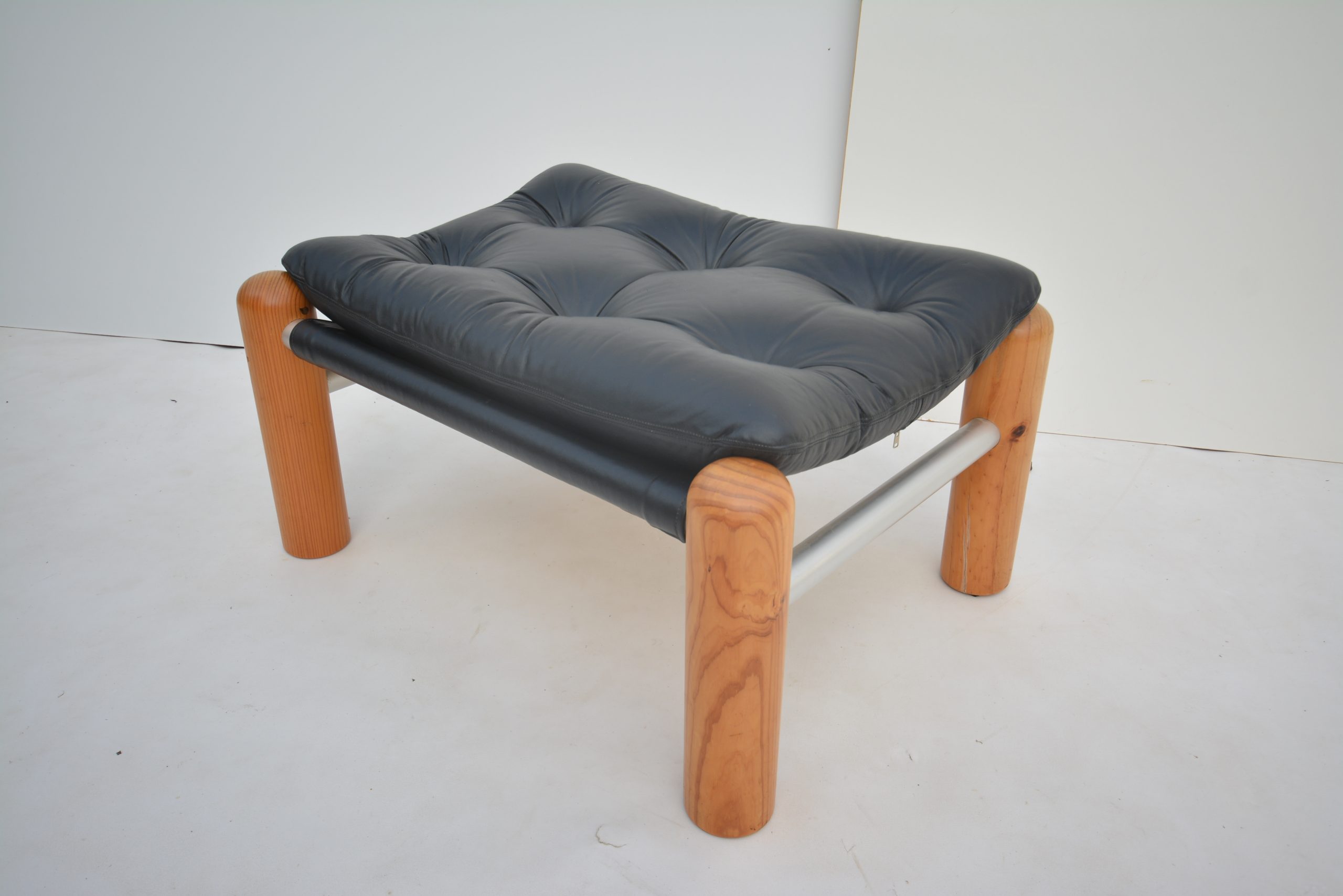 australian-made-brisbane-robert-dunlop-campaign-safari-lounge-chair-vintage-leather-chair-danish-b-b-italia-era (1)