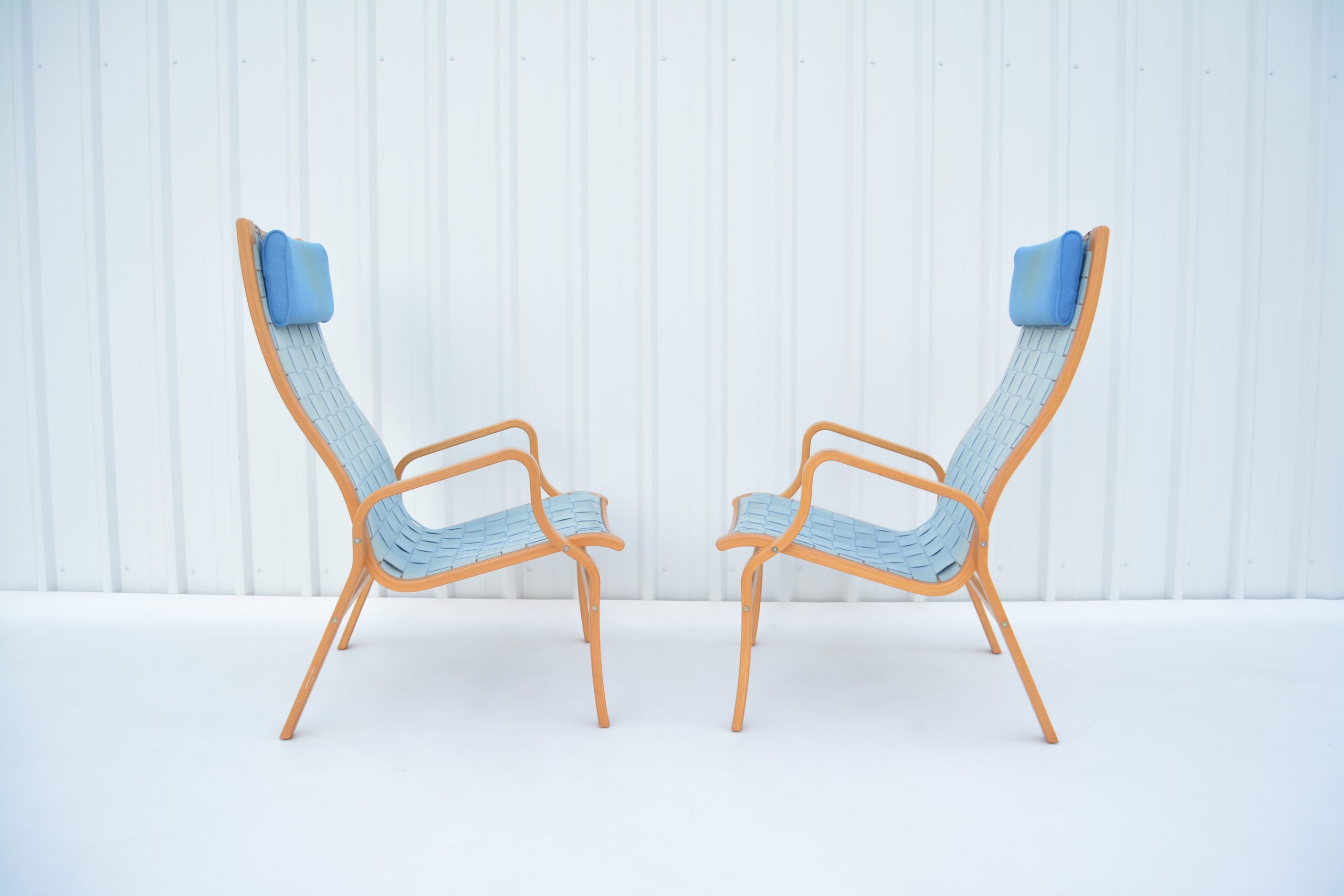 pair-scandinavian-armchairs-lounge-chairs-webbed-norwegian-danish-vintage-chairs-alvar-aalto-era (4)