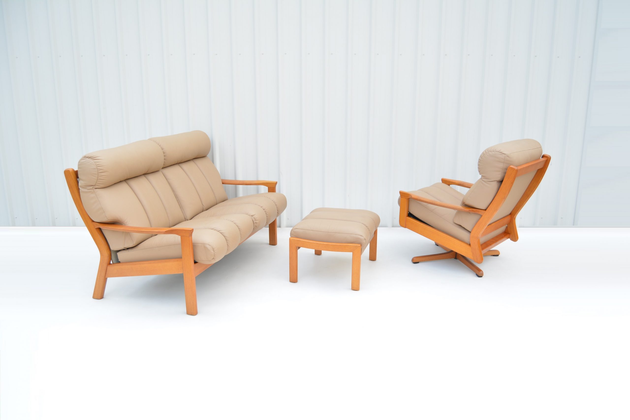 tessa-t21-style-lounge-suite-swivel-chair-sofa-designer-furniture-tessa-labels-aspen-leather-australian-design (1)
