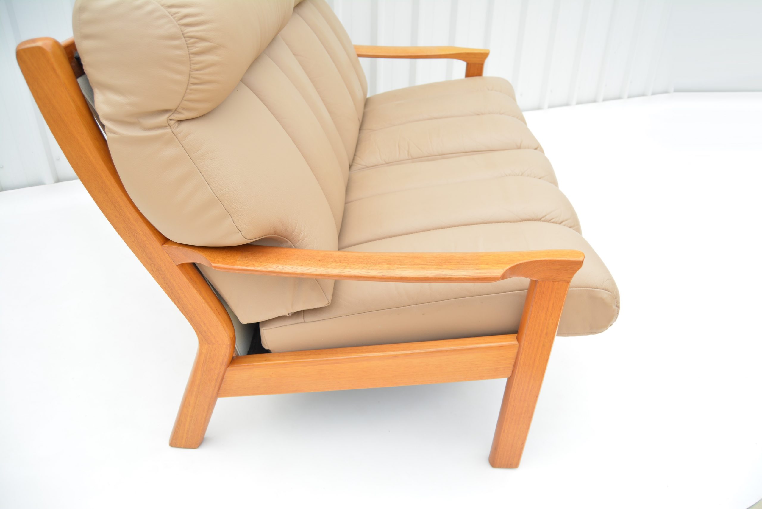 tessa-t21-style-lounge-suite-swivel-chair-sofa-designer-furniture-tessa-labels-aspen-leather-australian-design (7.1)