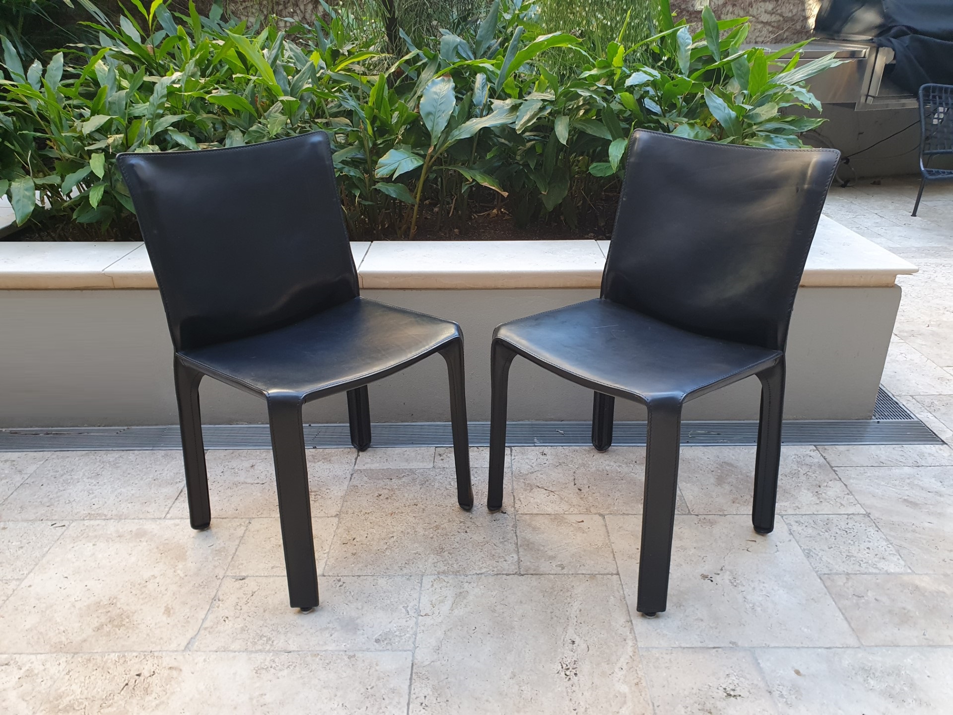 cassina-cab-chairs-black-italy-italian-leather-designer-chairs-b-b-italia-era-space-furniture (17)
