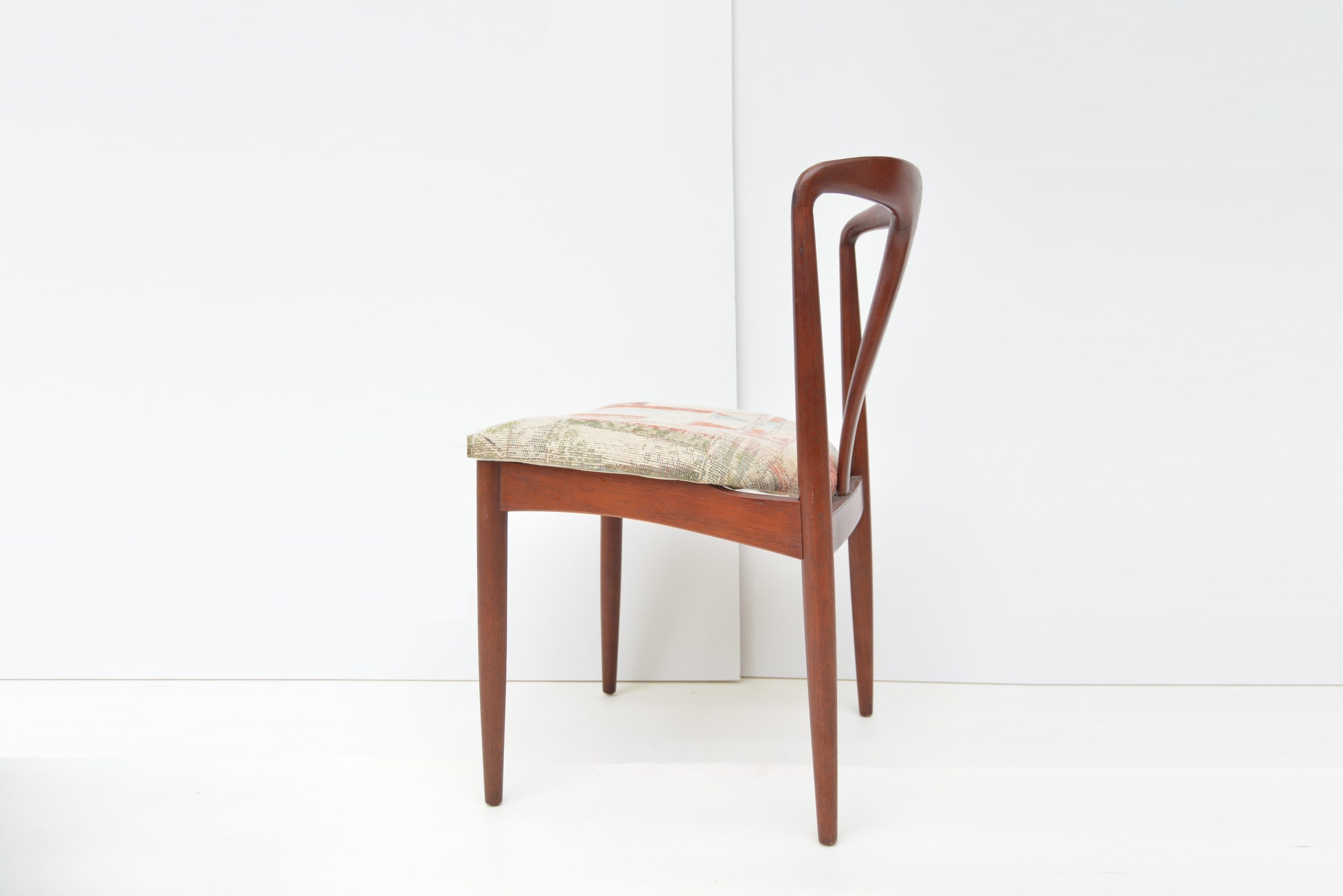 6-johannes-andersen-juliane-chairs-vintage-danish-dining-chairs-parker-fler-era (15)