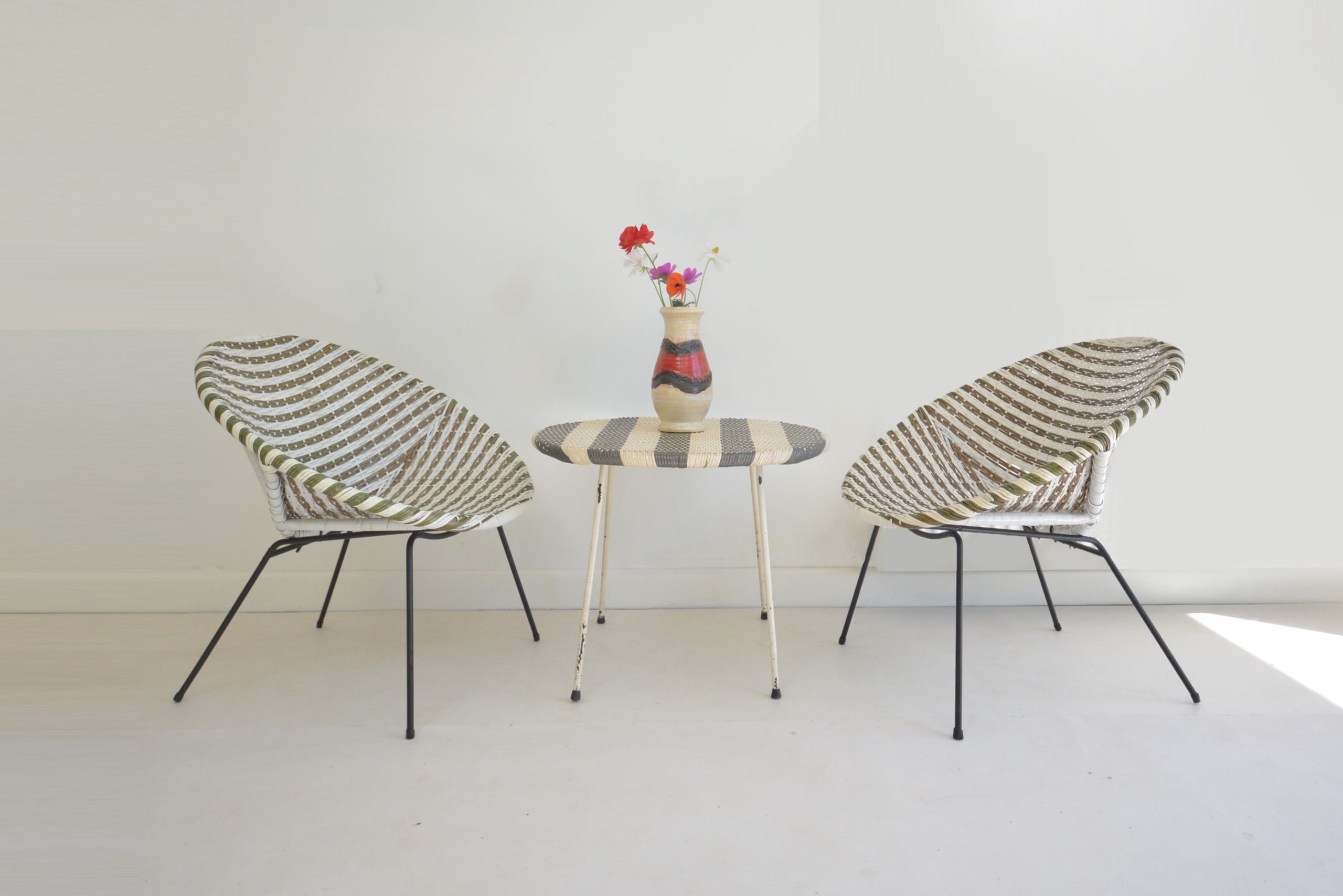 a-retro-vintage-plastic-weave-outdoor-saucer-dining-relaxation-suite-chairs-table (1w)
