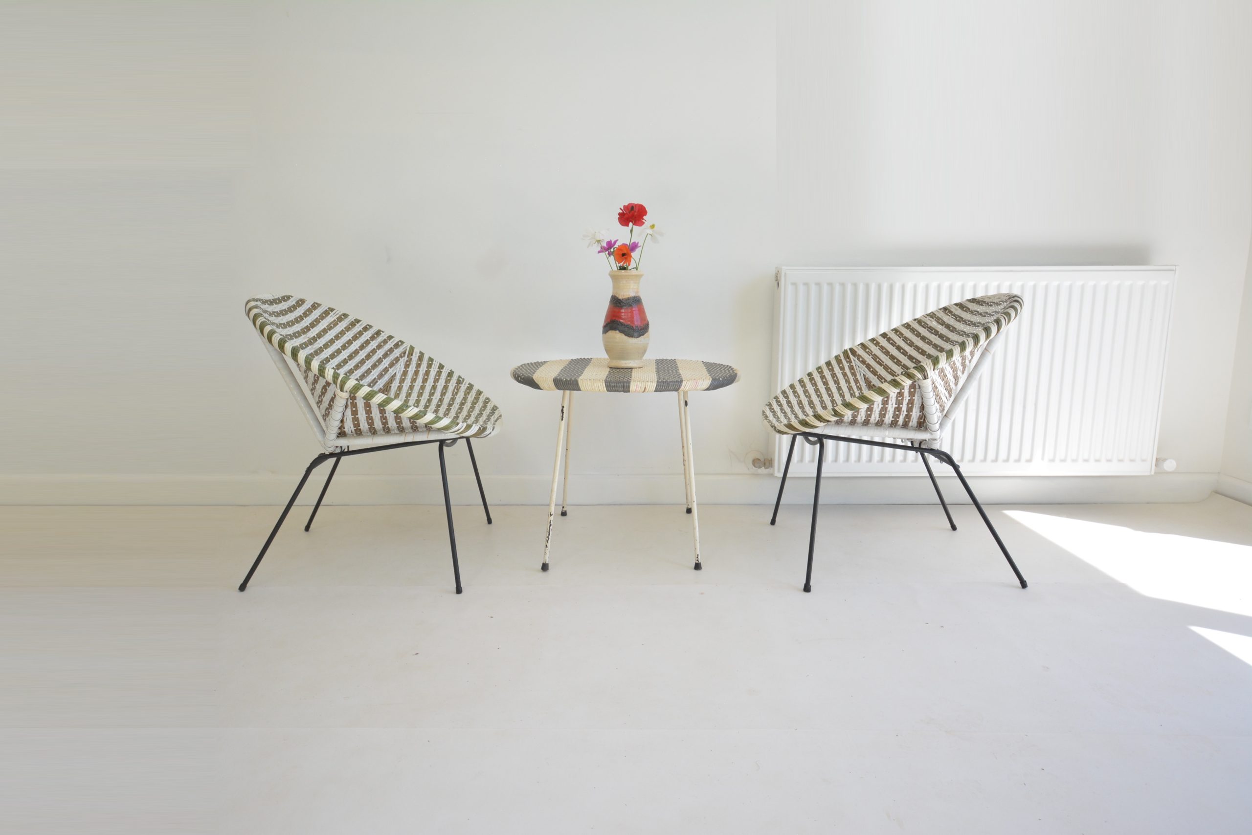a-retro-vintage-plastic-weave-outdoor-saucer-dining-relaxation-suite-chairs-table (4)