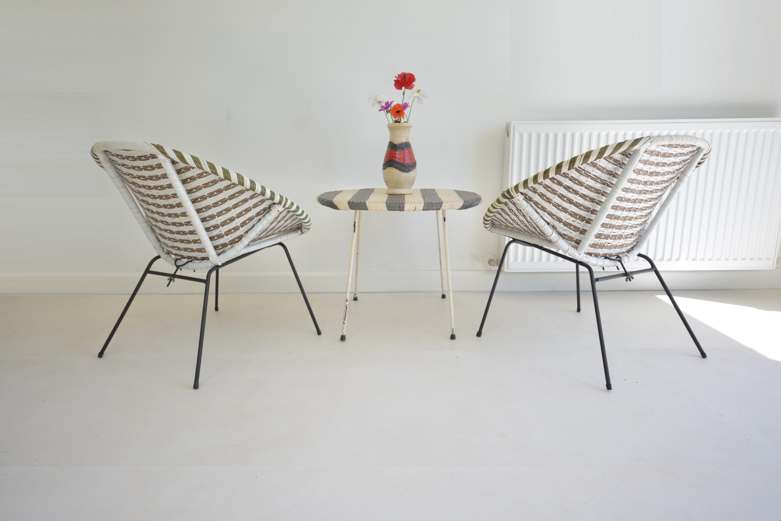 a-retro-vintage-plastic-weave-outdoor-saucer-dining-relaxation-suite-chairs-table (9)