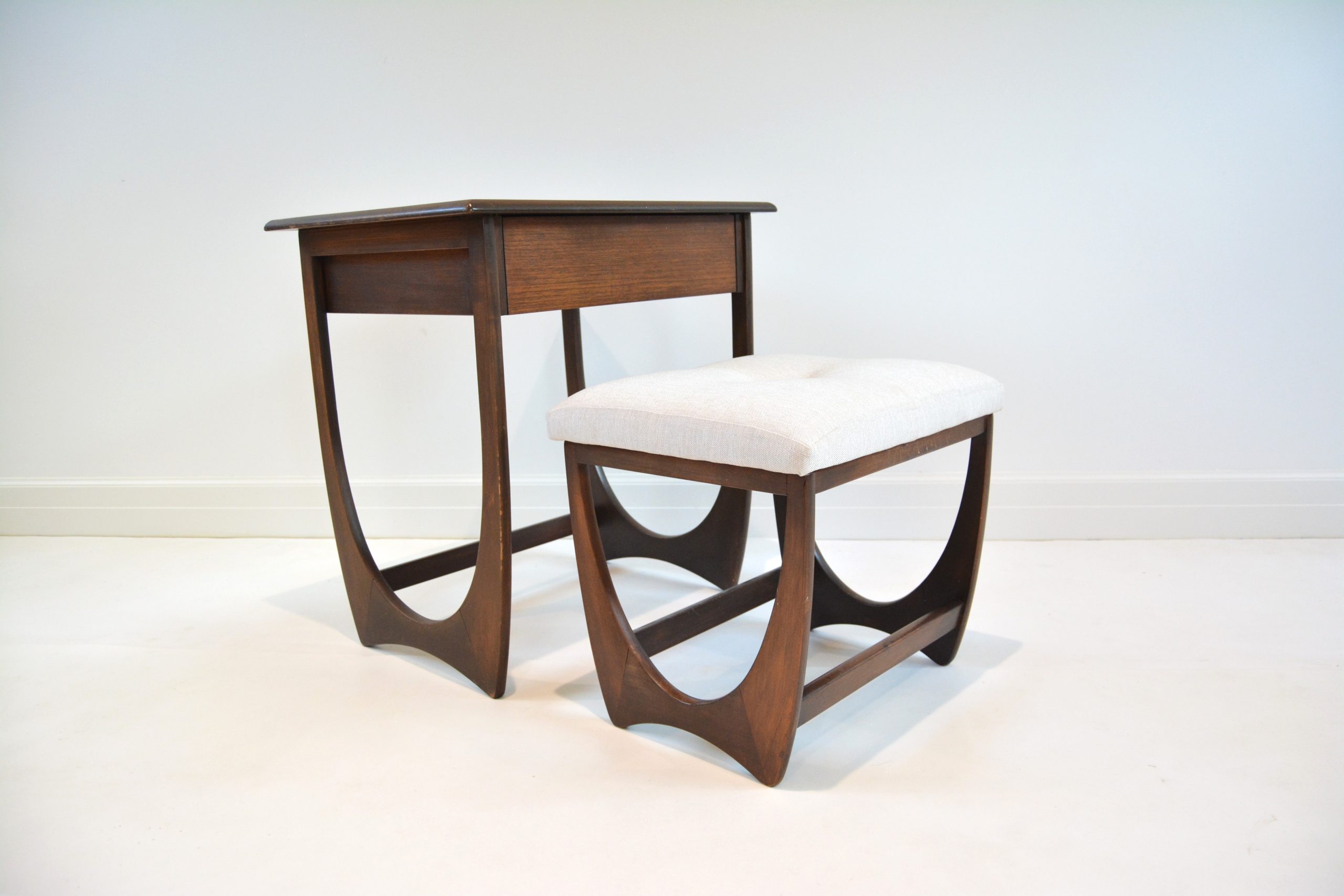 kalmar-1960's-vintage-dressing-table-perfect-as-laptop-computer-desk-writing-g-plan-danish-parker-style (2)