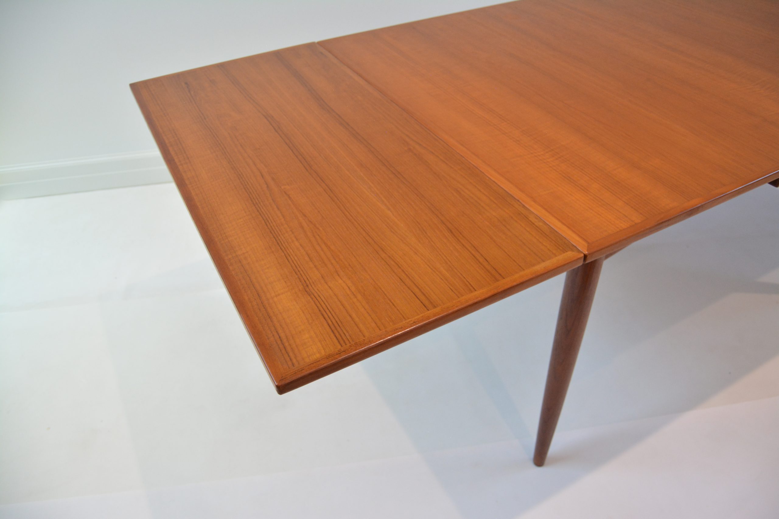 parker-extension-dining-table-seats-8-10-extendable-danish-fler-style-australian-furniture (1)