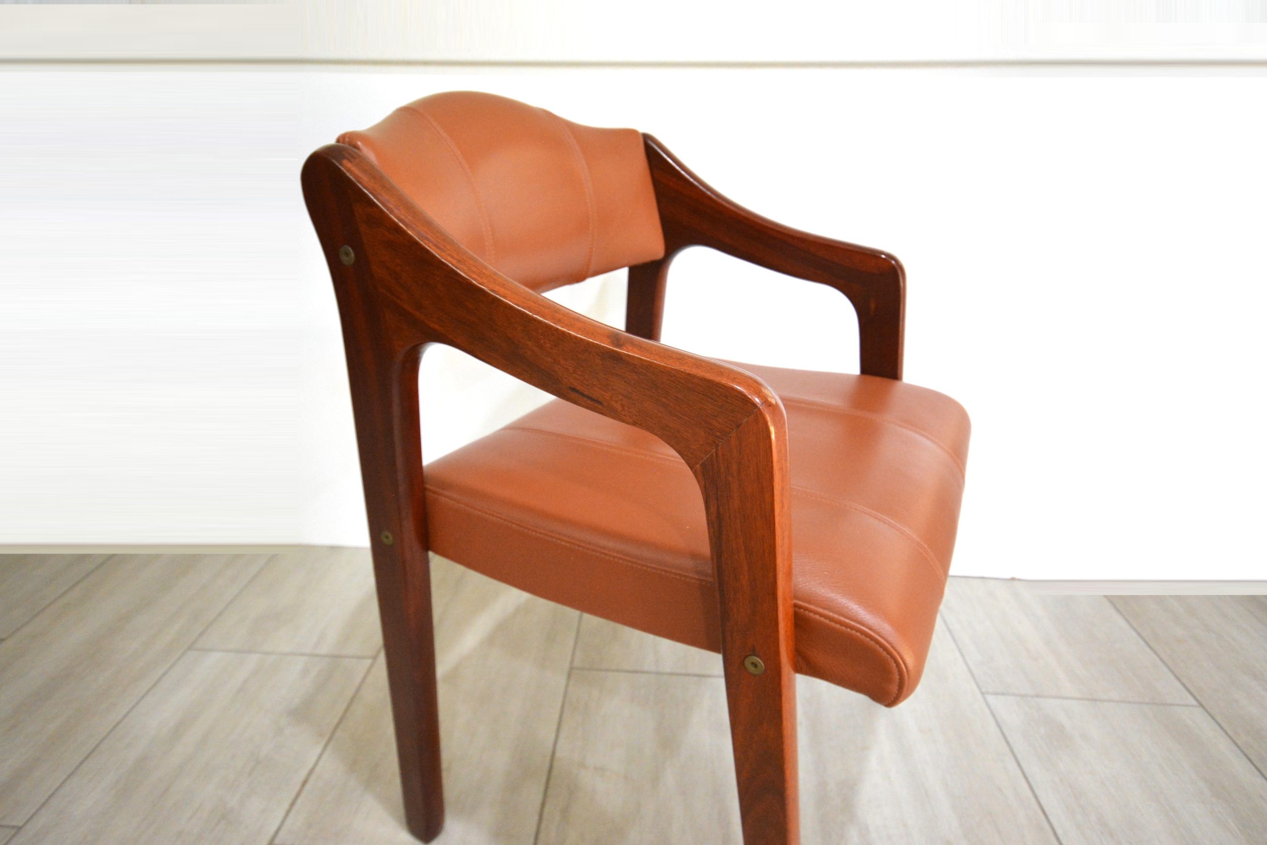 artica-dining-suite-vintage-chairs-extension-table-jarrah-howe-leather-top-quality-parker-mark-tuckey-era (16)