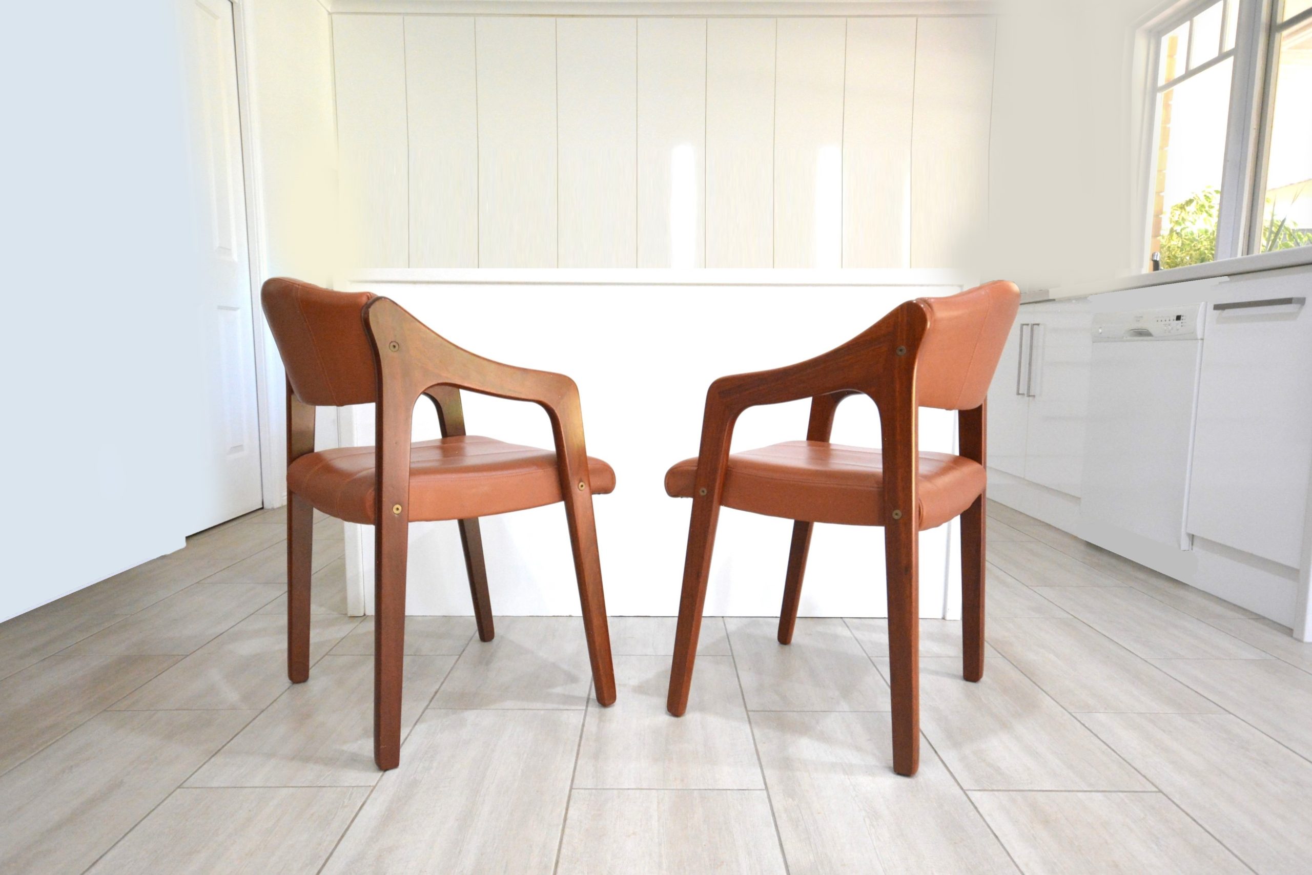 artica-dining-suite-vintage-chairs-extension-table-jarrah-howe-leather-top-quality-parker-mark-tuckey-era (5)