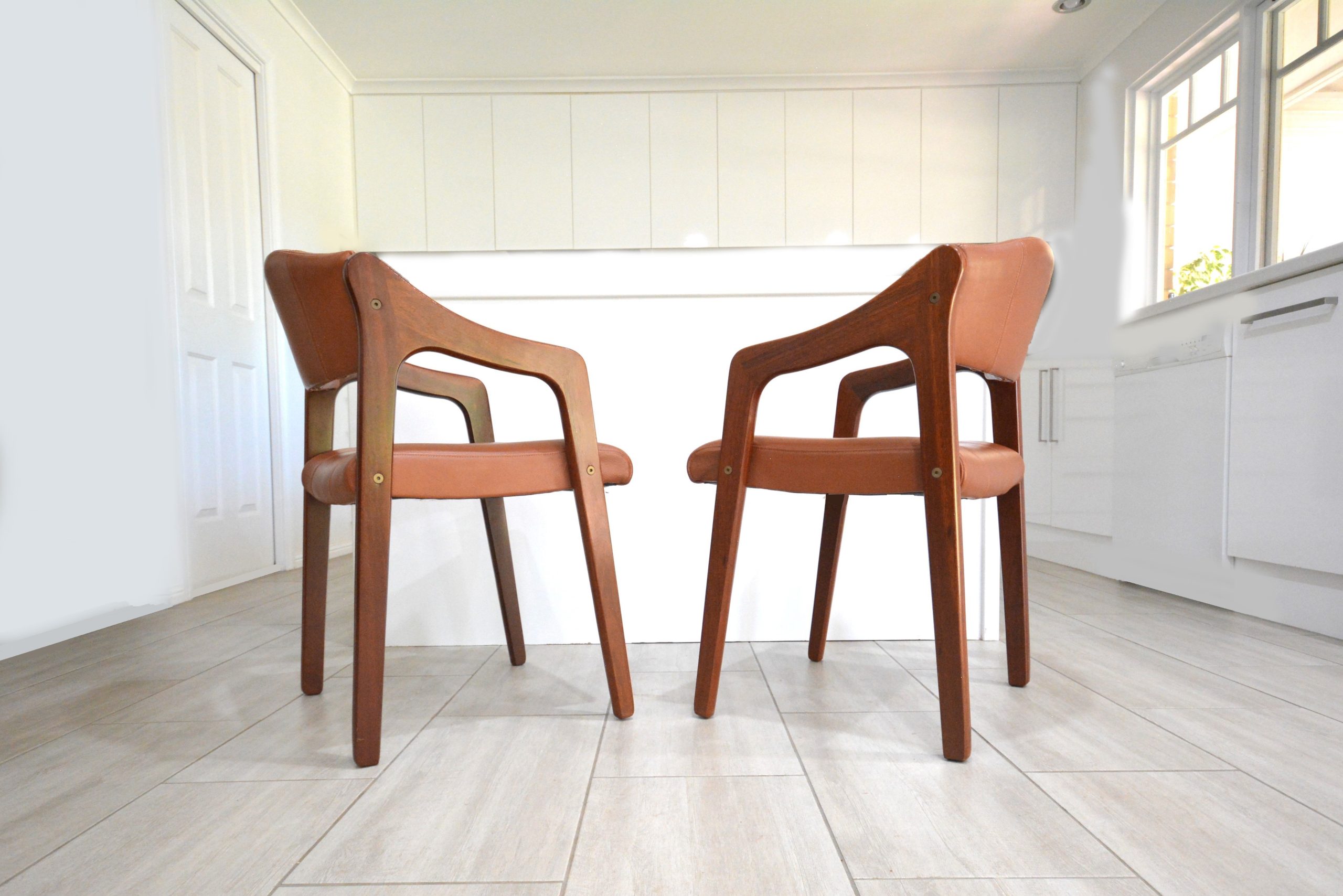 artica-dining-suite-vintage-chairs-extension-table-jarrah-howe-leather-top-quality-parker-mark-tuckey-era (6)