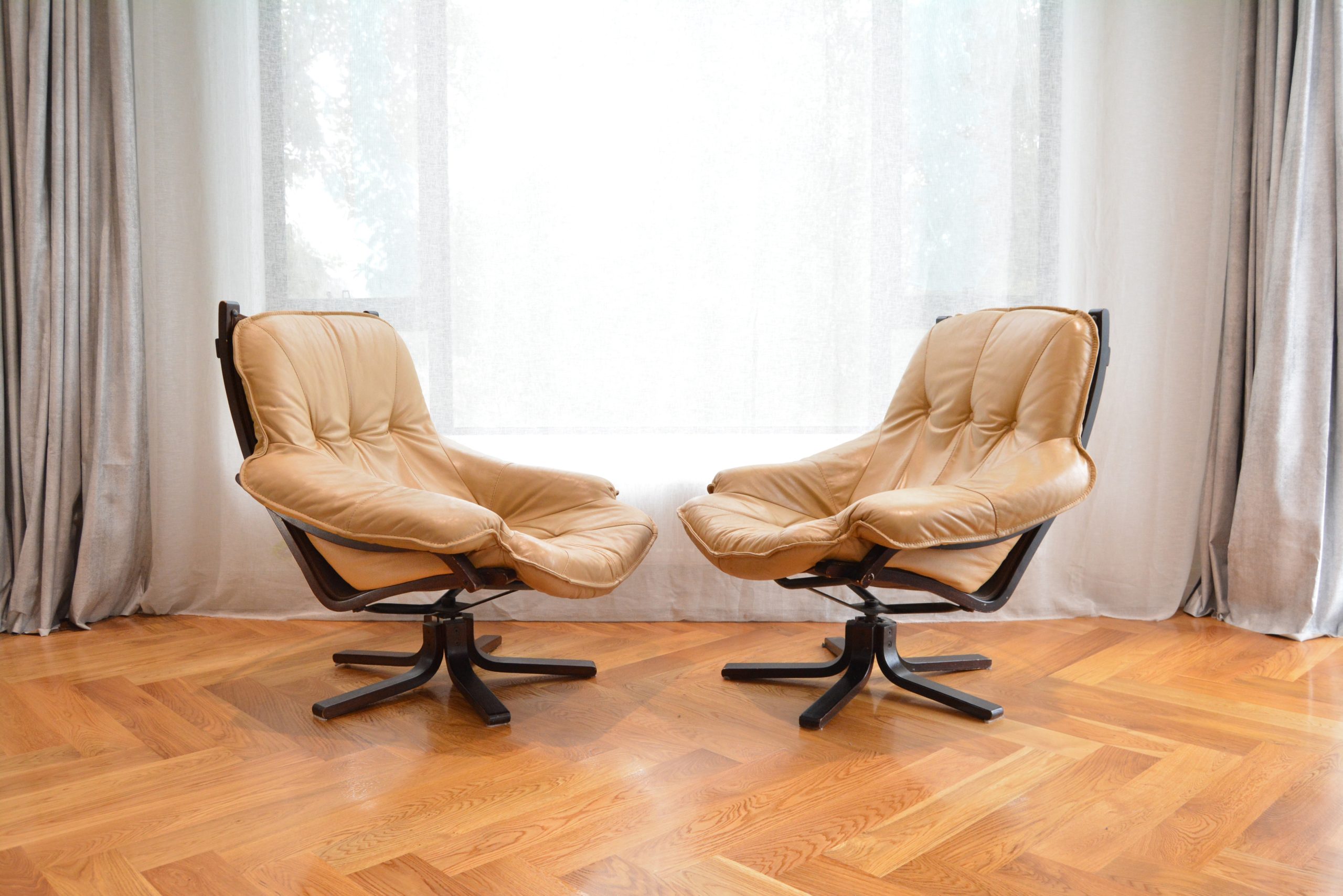 pair-module-international-gerald-easden-era-leather-swivel-chairs-vintage-1970s-danish-norwegian-Falcon-chair-era (1)