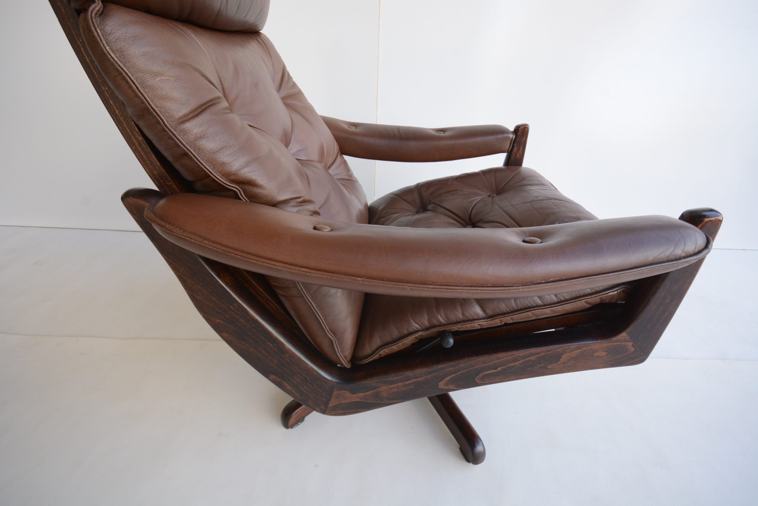 lied-mobler-soda-galvano-norway-swivel-recliner-chairs-vintage (13)