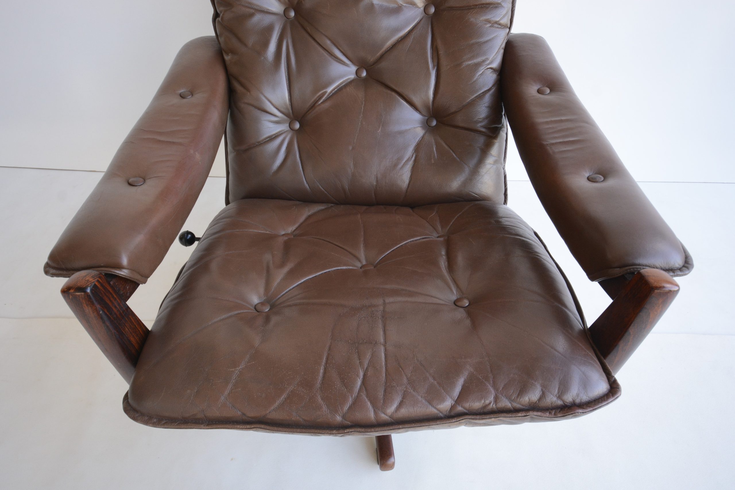 lied-mobler-soda-galvano-norway-swivel-recliner-chairs-vintage (27)